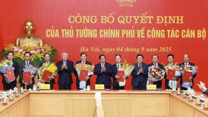 At the ceremony to announce and present decisions on appointment, transfer, and reception of leaders across eight ministries and institutions in Hanoi on September 4. (Photo: VNA)