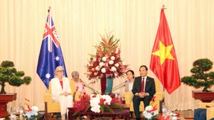 Secretary of the municipal Party Committee Tran Luu Quang (R) meets with Governor-General of Australia Sam Mostyn on September 12. (Photo: VNA)