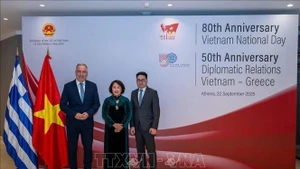 Vietnamese Ambassador to Greece Pham Thi Thu Huong (middle) and Deputy Minister of Development of Greece Stavros Kalafatis (first, left) at the celebration of the 50th anniversary of diplomatic relations between Vietnam and Greece and the 80th National Day of Viet Nam, on the evening of September 22, 2025, in Athens. (Photo published by VNA)
