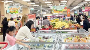 Consumers shop for fruits at Lotte Mall West Lake Ha Noi. (Photo: Hanoimoi.vn)