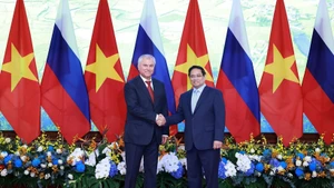 PM Pham Minh Chinh (right) meets with Chairman of the Russian State Duma Vyacheslav Volodin in Hanoi on September 29, 2025. (Photo: VNA)