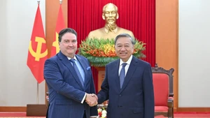 Party General Secretary To Lam (R) and US Ambassador to Viet Nam Marc E. Knapper in Ha Noi on September 29. (Photo: NDO)