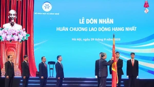 Party General Secretary To Lam presents the first-class Labour Order to the ministry (Photo: VNA)
