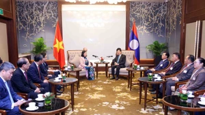 At the meeting between Politburo member and President of the Viet Nam Fatherland Front (VFF) Central Committee Bui Thi Minh Hoai (L) and General Secretary of the Lao People’s Revolutionary Party (LPRP) Central Committee and President of Laos Thongloun Sisoulith (Photo: VNA)