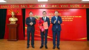 Le Quoc Minh, Member of the Party Central Committee, Member of the Party Committee of the Viet Nam Fatherland Front and Central Mass Organisations, Editor-in-Chief of Nhan Dan Newspaper, and President of the Viet Nam Journalists Association, receives the decision appointing him as the Secretary of the Party Committee of the Viet Nam Journalists Association for the 2025-2030 tenure.