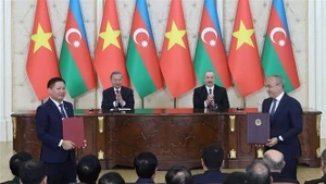 Azerbaijani President Ilham Aliyev (second, right) and General Secretary of the Communist Party of Viet Nam Central Committee To Lam (second, left) witness the exchange of cooperation documents during the Vietnamese leader's visit to Azerbaijan in May 2025. (Photo: VNA)