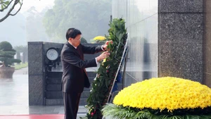 Party General Secretary and President of Laos Thongloun Sisoulith lays a wreath at the Ho Chi Minh Mausoleum in Ha Noi on January 27, 2026. (Photo: VNA)
