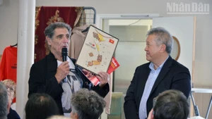 Gilbert Tenèze, head of the France – Viet Nam Friendship Association chapter in Eure-et-Loir province (l), shares his thoughts on solidarity and friendship with Viet Nam at a celebration honouring the solidarity and friendship between the people of France and Viet Nam, held on October 11, 2025 in the village of Voves in Les Villages Vovéens commune, Eure-et-Loir province, in central France. (Photo: NDO)