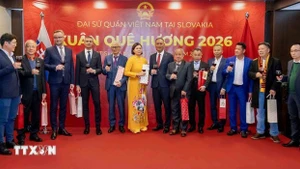 The Vietnamese embassy presents Tet gifts to Vietnamese associations and organisations in Slovakia. (Photo: VNA)