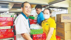 Chairman of the Trade Union of TKG Taekwang Vina Joint Stock Company, Dinh Sy Phuc, presents gifts to workers.
