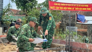 Officers and soldiers of the Dak Lak Provincial Border Guard Command build houses for the people.