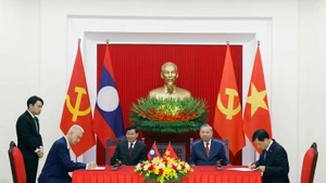 General Secretary of the Communist Party of Vietnam (CPV) Central Committee To Lam (second from right) and General Secretary of the Lao People’s Revolutionary Party (LPRP) Central Committee and President of Laos Thongloun Sisoulith witness the signing of cooperation documents between the two countries (Photo: VNA)