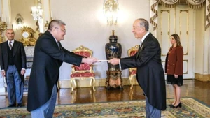 Vietnamese Ambassador to Portugal Nguyen Manh Thang presents his credentials from President Luong Cuong to Portuguese President Marcelo Rebelo de Sousa. (Photo courtesy of the Vietnamese Embassy in Portugal)
