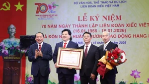 On behalf of the president, Minister of Culture, Sports and Tourism Nguyen Van Hung presents the First-Class Labour Order to the Viet Nam Circus Federation.