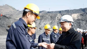 Party General Secretary To Lam visit workers of the Deo Nai - Coc Sau Coal Joint Stock Company on January 27. (Photo: VNA)