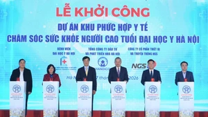 Party General Secretary To Lam (fourth, right) and delegates press the buttons to launch the construction of the Ha Noi Medical University Elderly Health Care - Medical Complex in Ha Noi on January 17 (Photo: NDO)