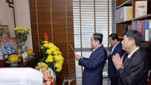 National Assembly Chairman Tran Thanh Man offers incense in remembrance of late General Secretary Truong Chinh on January 27. (Photo: VNA)