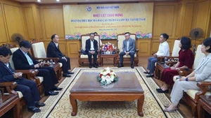 During the working session between President of the Lao Journalists’ Association (LJA) Savanhkhone Razmountry and Editor-in-Chief of Nhan Dan (People) newspaper and VJA Chairman Le Quoc Minh in Ha Noi on December 8, 2025 (Photo: VNA)