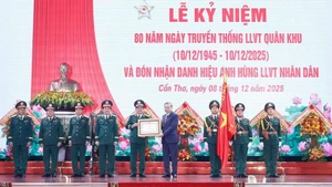 Party General Secretary To Lam (fourth, right) presents the “Hero of the People’s Armed Forces” title to the Military Region 9 armed forces in recognition of its significant contributions to the revolutionary cause of the Party, State, and people. (Photo: VNA)