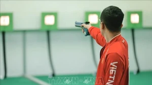 A Vietnamese athlese competes in the men’s 10m air pistol team event at the 33rd SEA Games. (Photo: VNA)