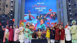 Recreating Vietnamese costumes through the ages at the Viet Nam Happy Fest 2025.