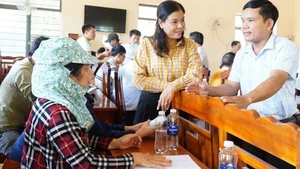 Leaders of the Phu Rieng District Party Committee (Binh Phuoc) exchange opinions and gather feedback from the people at the grassroots level. (Photo: NDO)