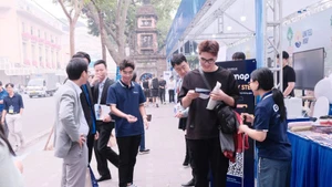 People visit and experience technology products at Techfest 2025, thereby spreading the spirit of innovative entrepreneurship.