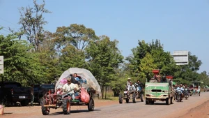 Residents in Cambodia's Preah Vihear province, bordering Thailand, evacuate to avoid conflict on December 8, 2025. (Photo: VNA)