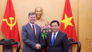 President of the Ho Chi Minh National Academy of Politics (HCMA) and Chairman of the Central Theory Council Prof. Nguyen Xuan Thang (right) and Rector of the Russian Presidential Academy of National Economy and Public Administration (RANEPA) Alexey Komissarov. (Photo: VNA)