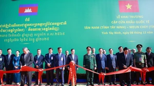 Vietnamese Prime Minister Pham Minh Chinh (R) and his Cambodian counterpart Samdech Thipadei Hun Manet cut the ribbon to inaugurate Tan Nam - Meun Chey int’l border gate pair. (Photo: VNA)