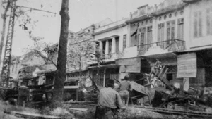 Ha Noi’s soldiers and civilians fighting in the streets during the early days of the nationwide resistance, December 1946. (Photo: VNA)