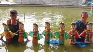 A performance by the Nguyen Xa water puppet troupe (Dong Hung commune, Hung Yen province).