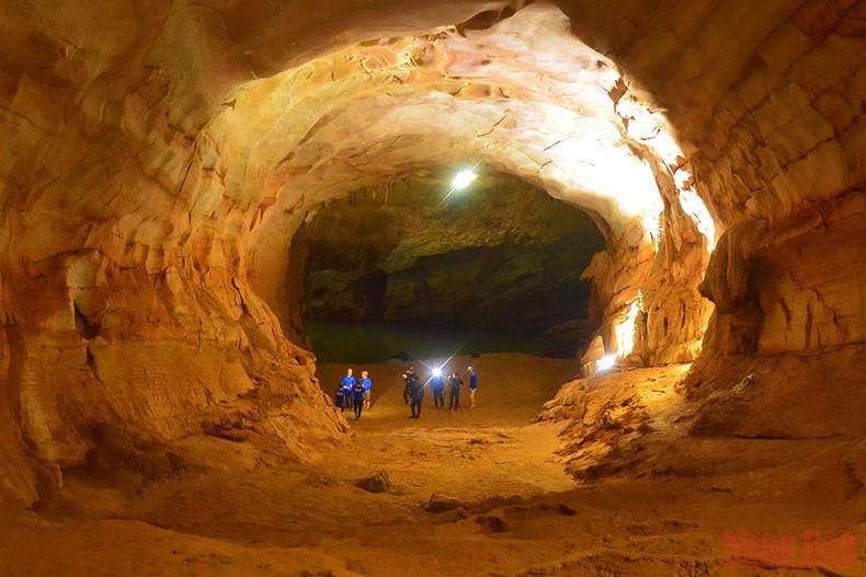 Phong Nha Cave kayak tours at night offer new experience ảnh 3