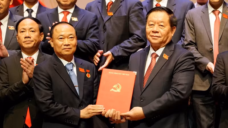 Chairman of the Party Central Committee's Commission for Information, Education, and Mass Mobilisation Nguyen Trong Nghia (R) presents the Politburo's decision to Thai Dai Ngoc, who now serves as Secretary of the Gia Lai provincial Party Committee. (Photo: VNA)