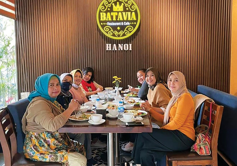 Muslim tourists enjoying cuisine at Batavia Halal Indonesian Restaurant, 116 Ngoc Ha Street, Ba Dinh, Ha Noi. Photo: Topcom