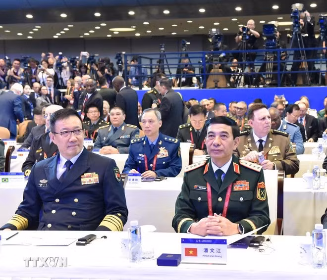Vietnamese Minister of National Defence General Phan Van Giang (right) and Chinese Defence Minister General Dong Jun at the event. (Photo: VNA)