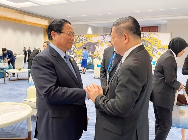 Prime Minister Pham Minh Chinh (L) meets with ASEAN Secretary-General Kao Kim Hourn on the sidelines of the SCO Summit 2025 on September 1. (Photo: VNA)