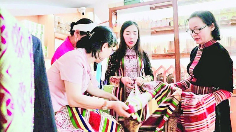Visitors explore and learn about Hoa Dat Muong’s OCOP.