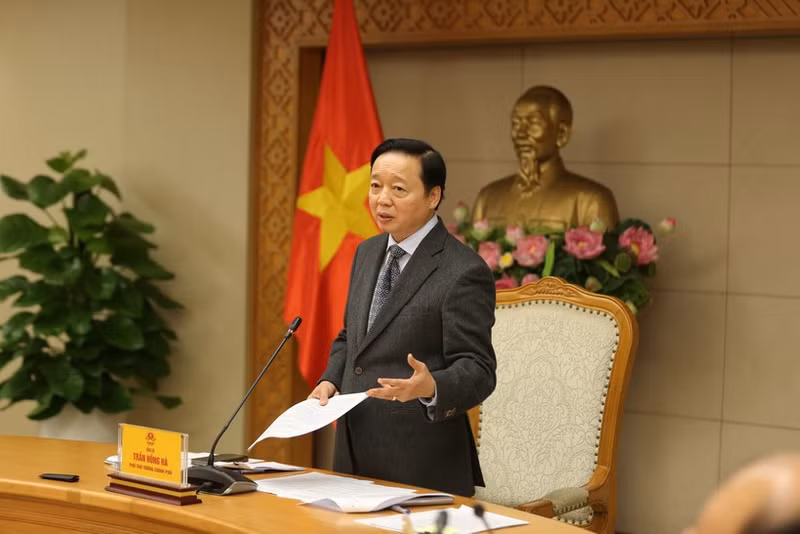 Deputy Prime Minister Tran Hong Ha speaks at the 29th meeting of the National Steering Committee on combating illegal, unreported and unregulated (IUU) fishing in Ha Noi on January 6. (Photo: VNA)
