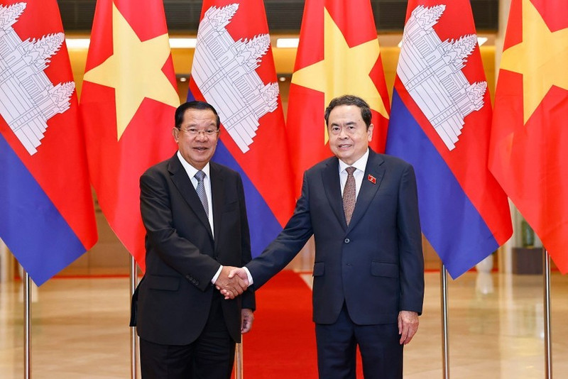 NA Chairman Tran Thanh Man (R) and CPP President and Senate President Hun Sen (Photo: VNA)