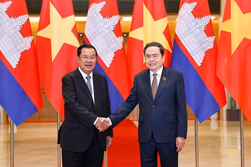 NA Chairman Tran Thanh Man (R) and CPP President and Senate President Hun Sen (Photo: VNA)
