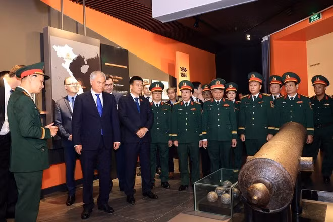 Chairman of the State Duma Vyacheslav Volodin (second from left) visits the Viet Nam Military History Museum in Ha Noi. (Photo: VNA)