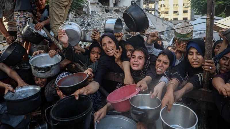 Palestinians await free food distribution at a centre in Gaza City on July 14, 2025. (Photo: Xinhua)