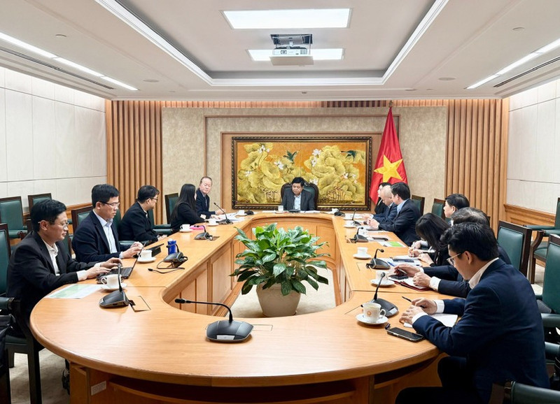 Deputy Prime Minister Nguyen Chi Dung receives a delegation of Seoul Semiconductor Co., Ltd. led by its CEO Lee Chung-hoon in Ha Noi on January 16. (Photo: Government Portal)