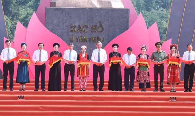 Party General Secretary To Lam and delegates cut the ribbon to inaugurate the monument dedicated to President Ho Chi Minh in Tan Trao on August 14. (Photo: VNA)