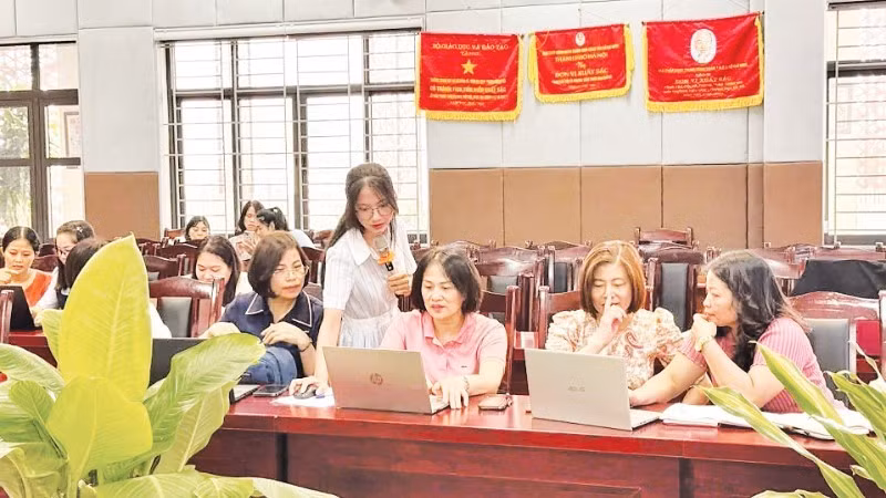 The staff and teachers of Giang Vo Secondary School (Giang Vo Ward, Ha Noi) regularly undergo professional training to implement new teaching methods. (Photo: nhandan.vn)