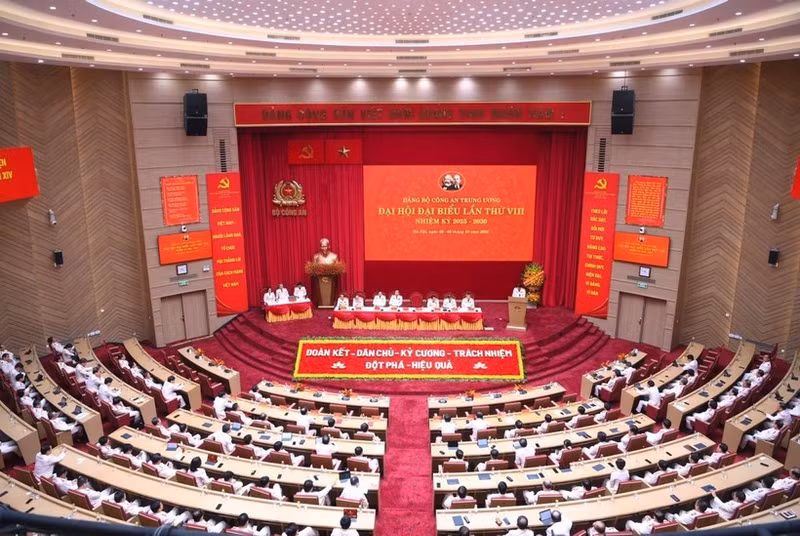 At the closing ceremony of the 8th Congress of the Central Public Security Party Organisation (Photo: VNA)