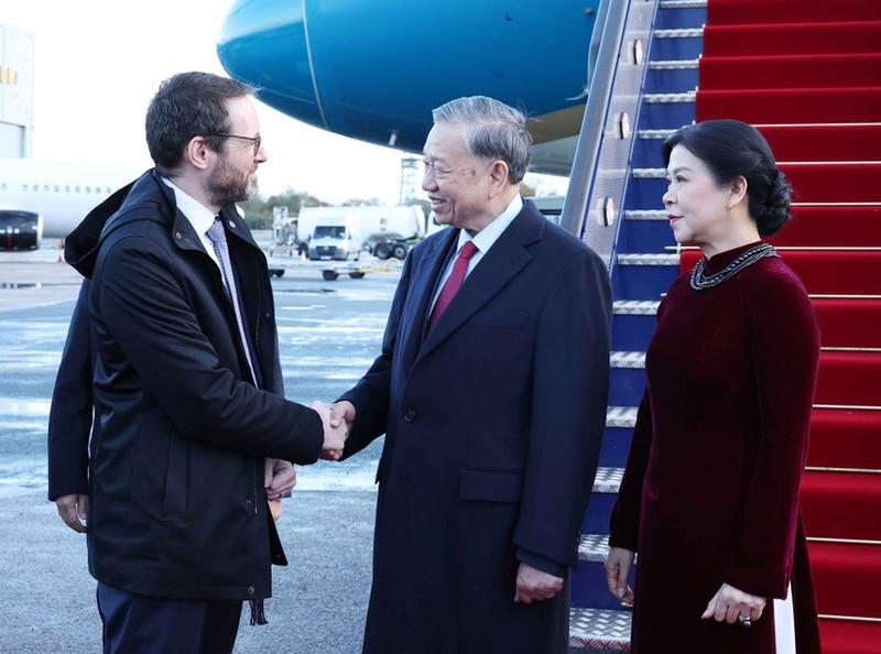 Welcoming ceremony for Party General Secretary To Lam and his spouse at London Stansted Airport (Photo: VNA)
