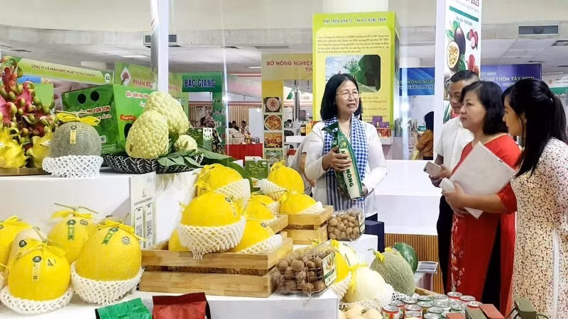 Using digital platforms for sales has helped many individuals, cooperatives, and businesses promote and sell more products. (Photo: BICH LIEN)