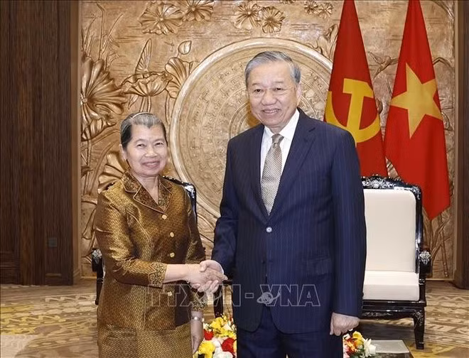 General Secretary of the Communist Party of Vietnam Central Committee To Lam (right) receives Vice President of the Cambodian People’s Party Men Sam An on January 26. (Photo: VNA)
